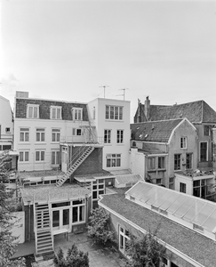 882829 Gezicht op de achtergevels van de panden Oudegracht 364 (rechts)-hoger, vanaf het complex van de Willem Arntsz ...